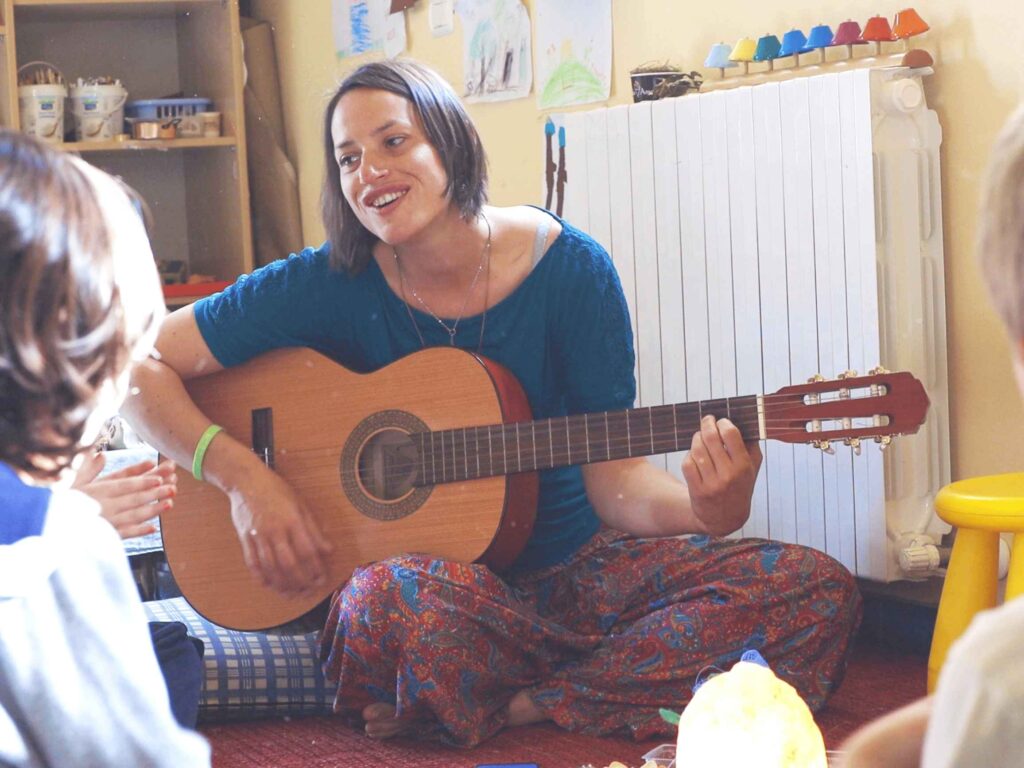 Insegnante del metodo Educare alla Vita che mostra empatia e presenza verso gli studenti